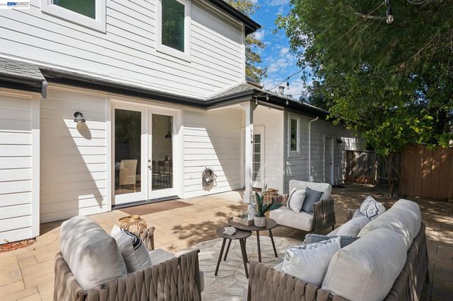 1099 Oak Hill Rd, Lafayette, CA 94549