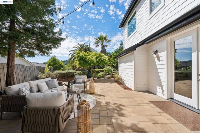 1099 Oak Hill Rd, Lafayette, CA 94549