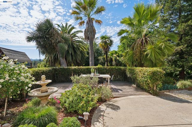 1099 Oak Hill Rd, Lafayette, CA 94549