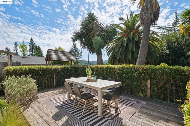 1099 Oak Hill Rd, Lafayette, CA 94549