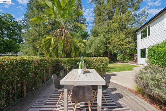 1099 Oak Hill Rd, Lafayette, CA 94549