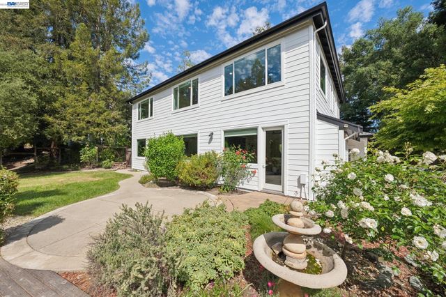 1099 Oak Hill Rd, Lafayette, CA 94549