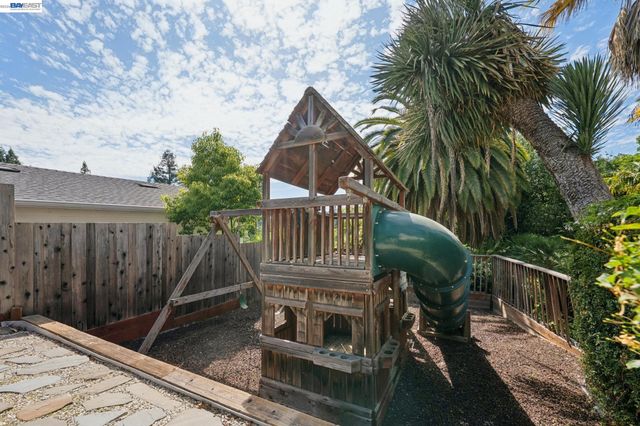 1099 Oak Hill Rd, Lafayette, CA 94549