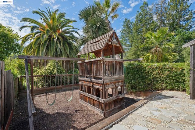 1099 Oak Hill Rd, Lafayette, CA 94549