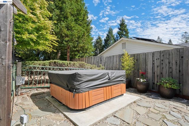 1099 Oak Hill Rd, Lafayette, CA 94549