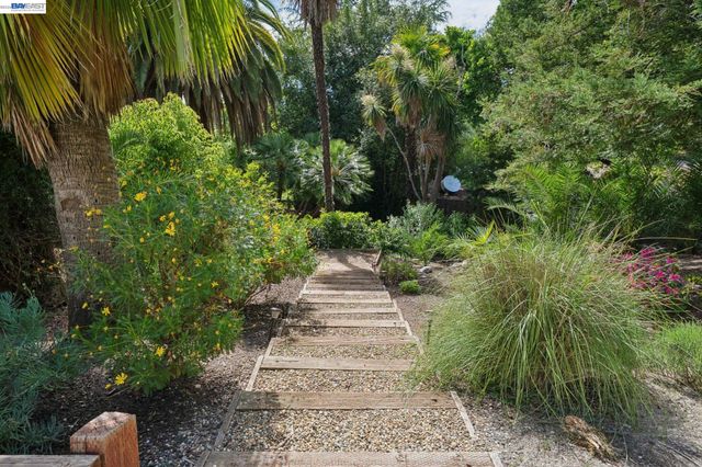 1099 Oak Hill Rd, Lafayette, CA 94549