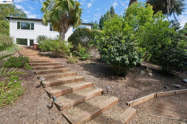 1099 Oak Hill Rd, Lafayette, CA 94549