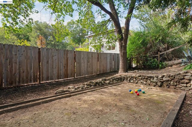 1099 Oak Hill Rd, Lafayette, CA 94549