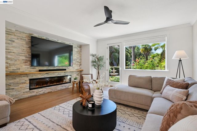 1099 Oak Hill Rd, Lafayette, CA 94549