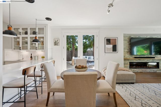 1099 Oak Hill Rd, Lafayette, CA 94549