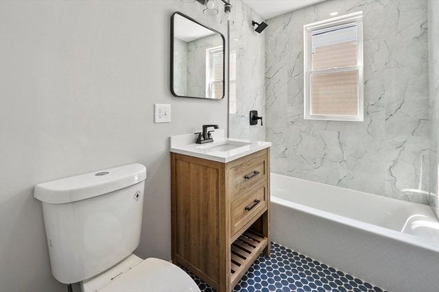 18 Lyon St 3, Boston, MA 02122