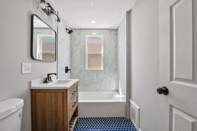 18 Lyon St 3, Boston, MA 02122