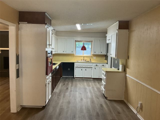 724 Barbara Lane, Burleson, TX 76028