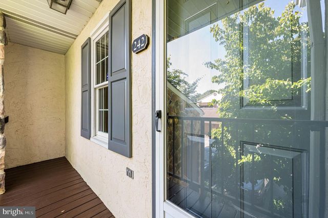 242 VALLEY STREAM LN, Chesterbrook, PA 19087