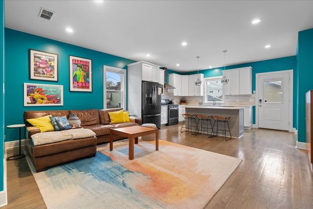 1733 N Troy Street, Chicago, IL 60647