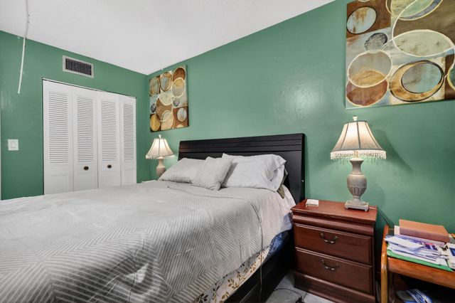 3990 NW 42nd Avenue Apt 304, Lauderdale Lakes, FL 33319