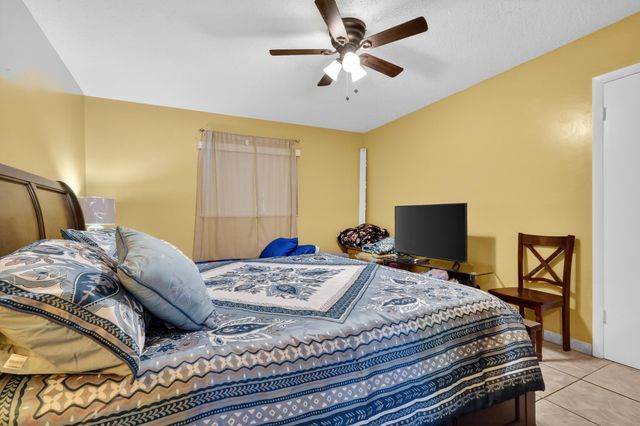 3990 NW 42nd Avenue Apt 304, Lauderdale Lakes, FL 33319