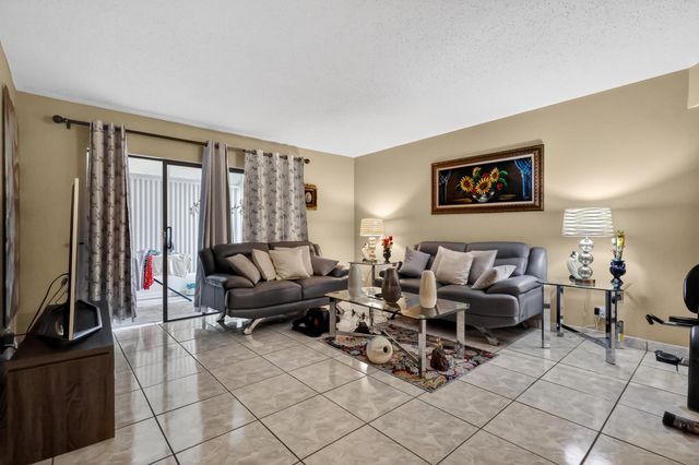 3990 NW 42nd Avenue Apt 304, Lauderdale Lakes, FL 33319
