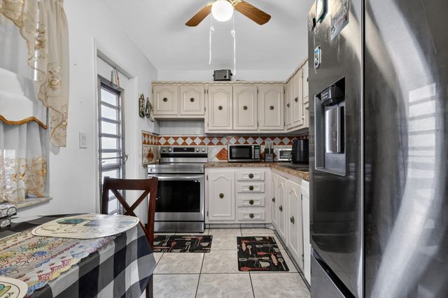 3990 NW 42nd Avenue Apt 304, Lauderdale Lakes, FL 33319