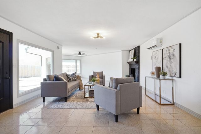 636 W Cedar Street, Hurst, TX 76053