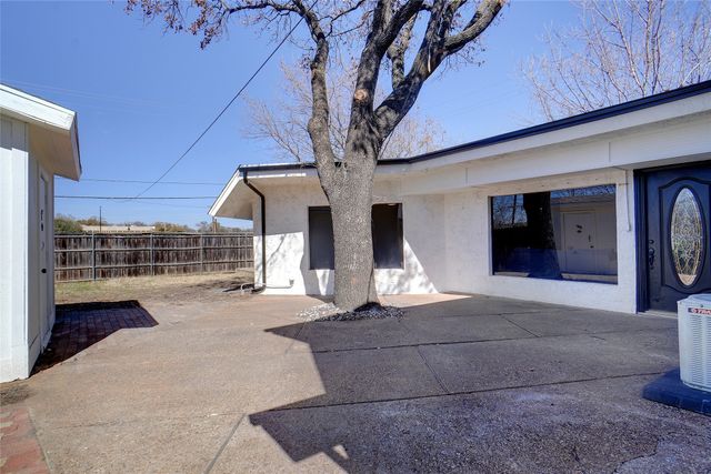 636 W Cedar Street, Hurst, TX 76053