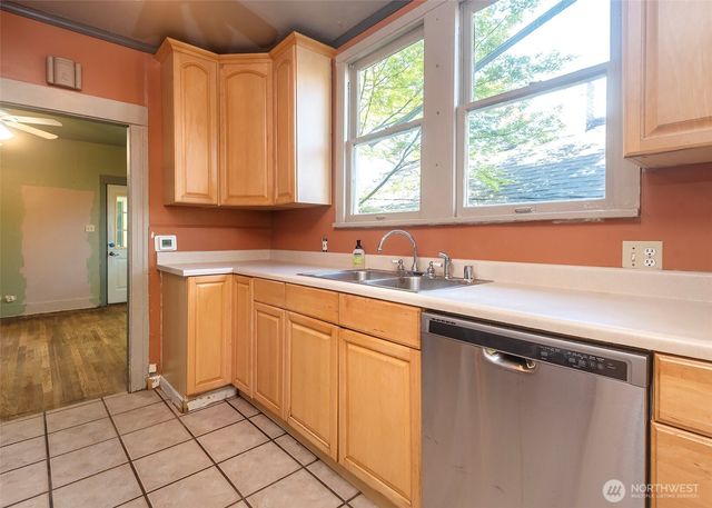 2214 N 60th Street, Seattle, WA 98103