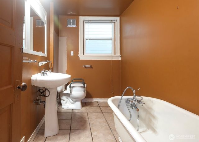 2214 N 60th Street, Seattle, WA 98103