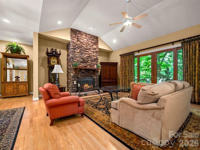 110 Little Cherokee Ridge, Hendersonville, NC 28739
