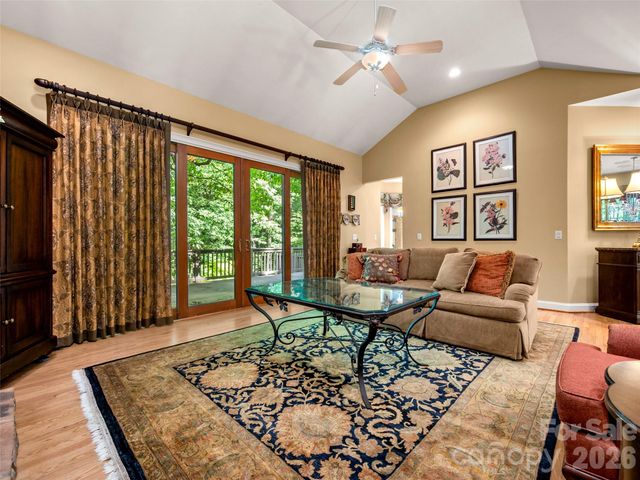 110 Little Cherokee Ridge, Hendersonville, NC 28739
