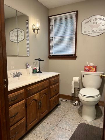 7 Logie Ln, Southwick, MA 01077