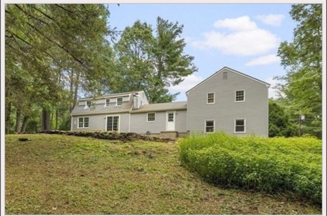 7 Logie Ln, Southwick, MA 01077