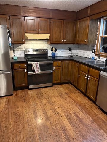 7 Logie Ln, Southwick, MA 01077