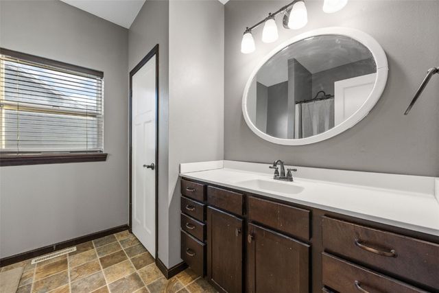 916 Blue Stone Street NW, Cedar Rapids, IA 52405