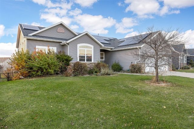 916 Blue Stone Street NW, Cedar Rapids, IA 52405