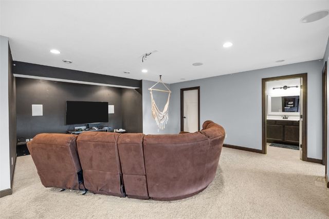 916 Blue Stone Street NW, Cedar Rapids, IA 52405