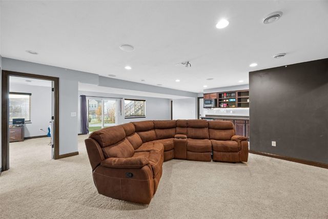 916 Blue Stone Street NW, Cedar Rapids, IA 52405