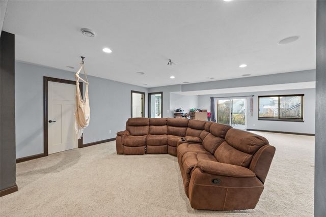 916 Blue Stone Street NW, Cedar Rapids, IA 52405