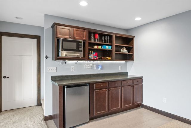 916 Blue Stone Street NW, Cedar Rapids, IA 52405