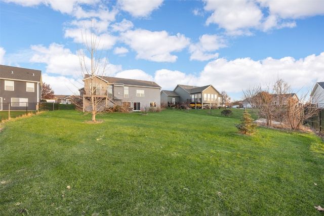 916 Blue Stone Street NW, Cedar Rapids, IA 52405