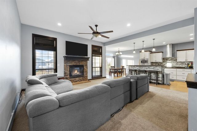 916 Blue Stone Street NW, Cedar Rapids, IA 52405