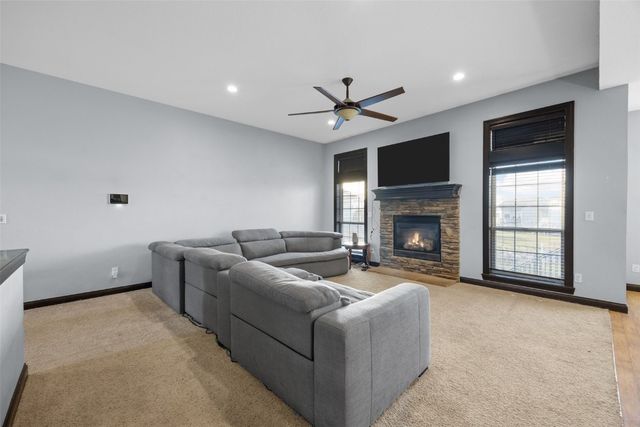 916 Blue Stone Street NW, Cedar Rapids, IA 52405