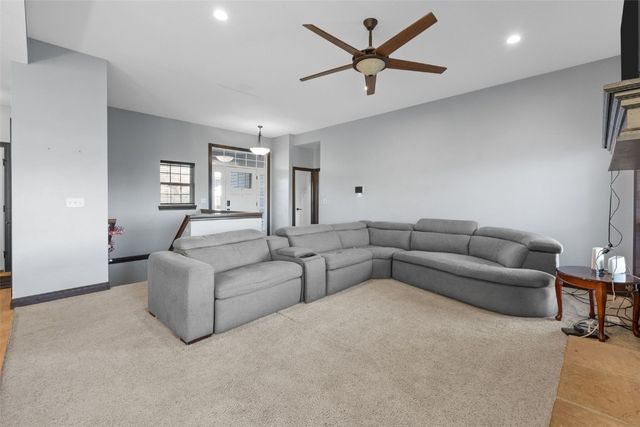 916 Blue Stone Street NW, Cedar Rapids, IA 52405