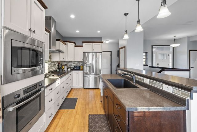 916 Blue Stone Street NW, Cedar Rapids, IA 52405