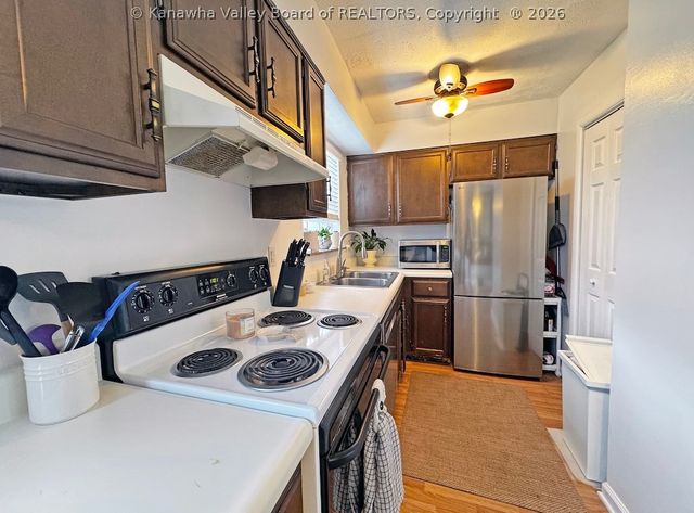 21 Warren Place, Charleston, WV 25302