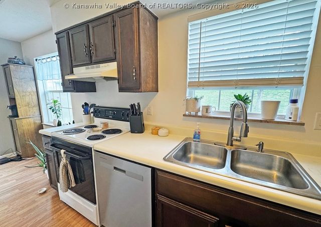 21 Warren Place, Charleston, WV 25302