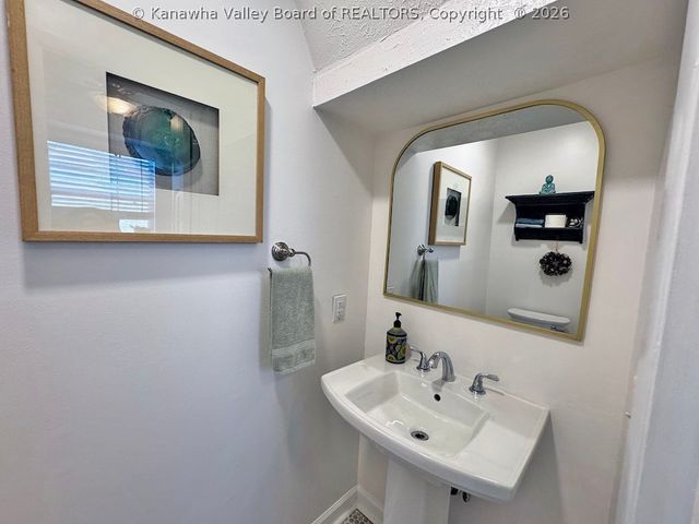 21 Warren Place, Charleston, WV 25302