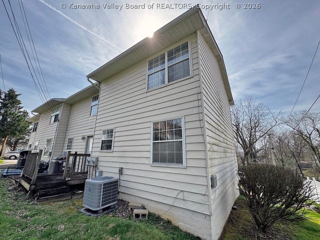 21 Warren Place, Charleston, WV 25302