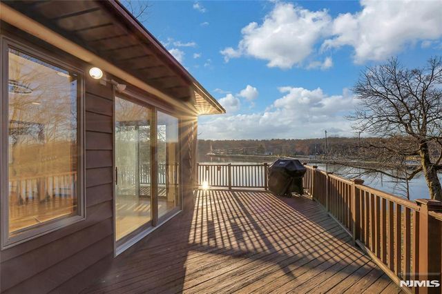 10 W Lake Drive, Wayne, NJ 07470