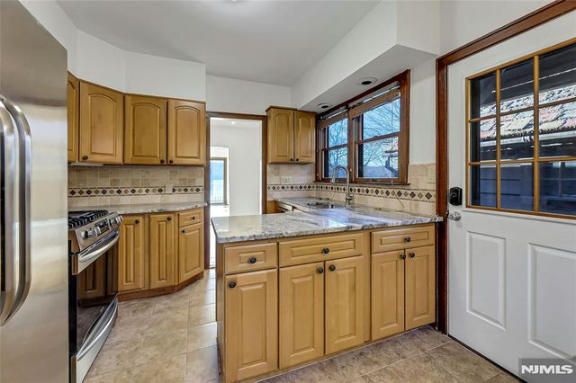 10 W Lake Drive, Wayne, NJ 07470