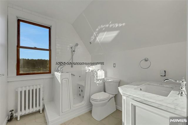 10 W Lake Drive, Wayne, NJ 07470